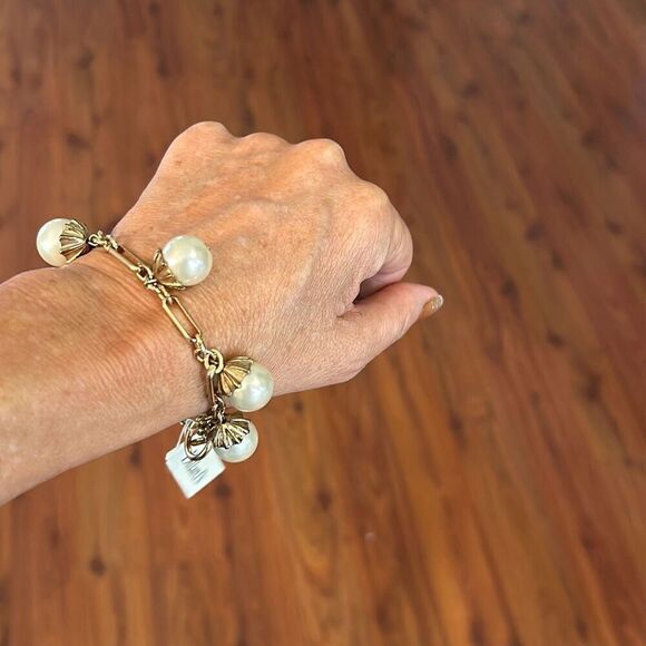 NWT Dillards pearl charm bracelet gold - Picture 3 of 3